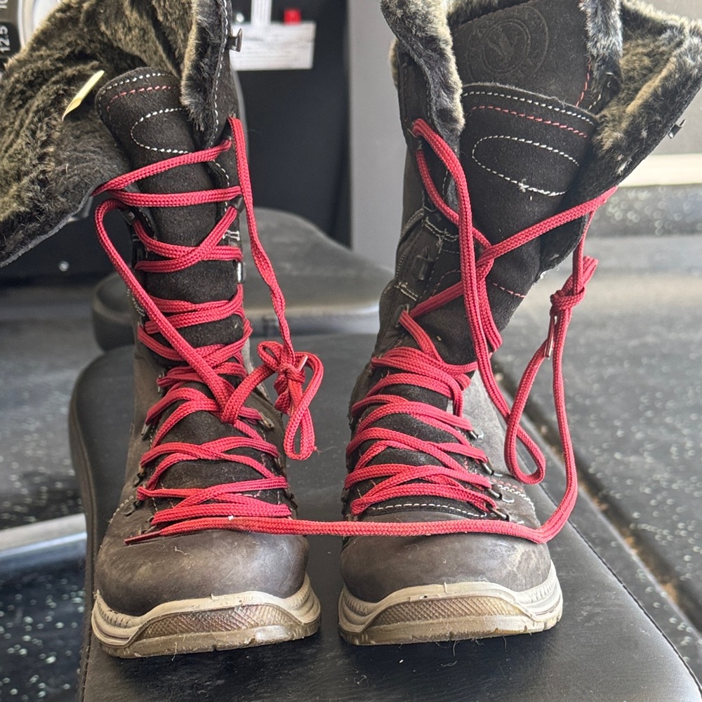 Santana Canada Black Winter Boots with Red Laces